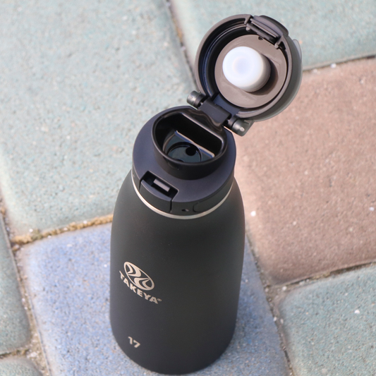 traveler-fliplocktm-lid-d6 96076-R-TravelerLid-Lifestyle-Onyx.png